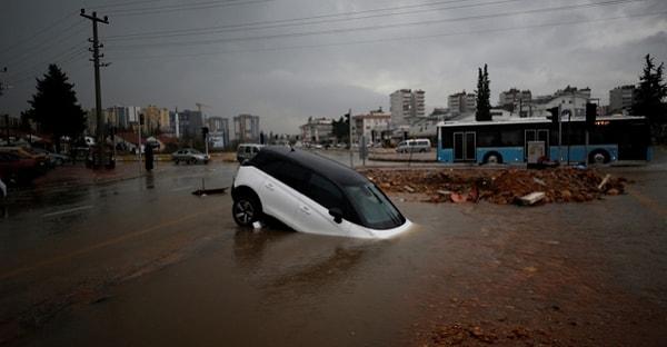 Antalya'da aşırı yağış ve fırtına sonrası Kepez, Muratpaşa, Serik ve Aksu ilçelerinin 'Genel Hayata Etkili Afet Bölgesi' ilan edildi.