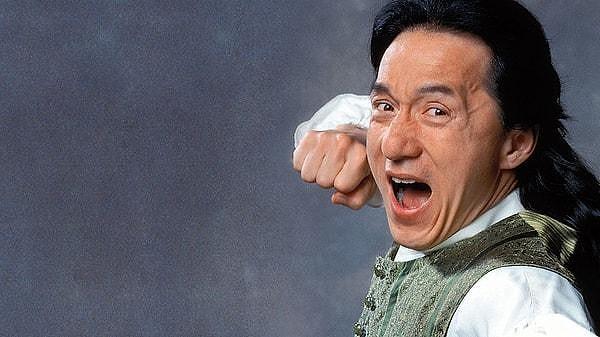 Aksiyon filmlerinin ustası Jackie Chan, hepimizin aklında eğlenceli halleriyle ve yeteneğiyle yer edinen aktörlerden bir tanesi.