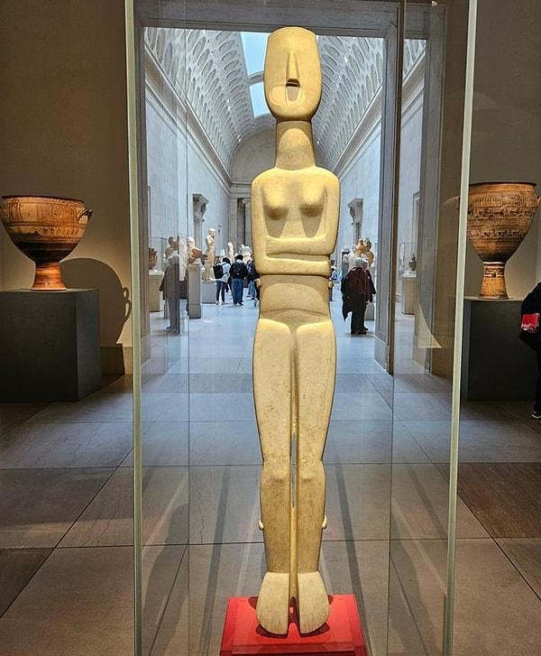 6. M.Ö 2300'lü yıllardan kalma mermer kadın figürü. Bu heykel, bilinen iç içe geçirilmiş kol tipindeki en büyük kadın figürlerinden biridir.