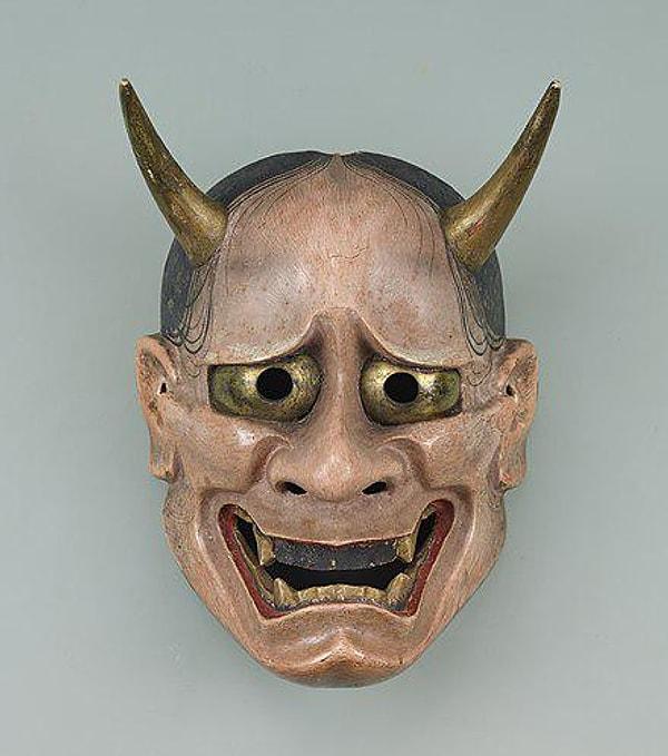 2. Tokyo Ulusal Müzesi'ndeki ahşap hannya tiyatro maskesi. (Edo dönemi, M.S 1700'ler.)