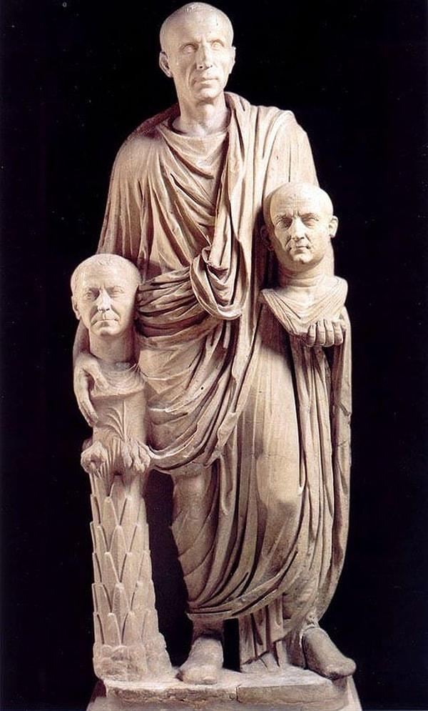 5. Atalarının büstlerini tutan bir Romalının “Barberini heykeli” olarak adlandırılan heykeli, antik dönem Roma portre heykelciliği ustalığının başlıca örneklerinden biridir.