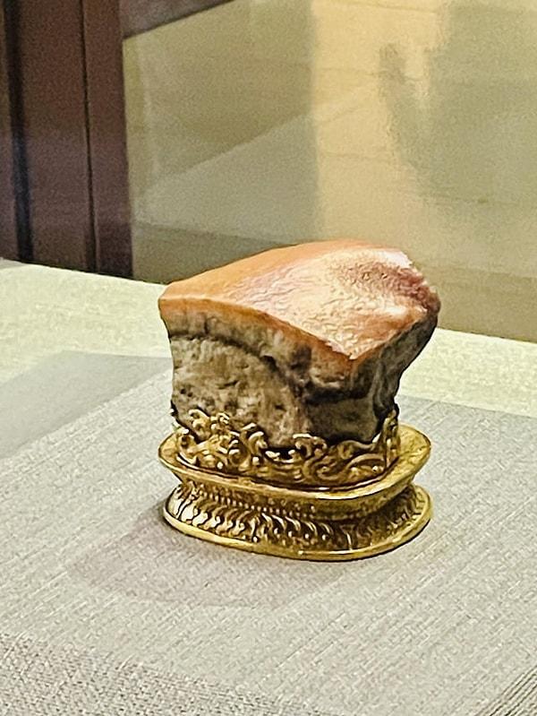 7. Qing hanedanlığından (1644-1911) kalma et şeklindeki taş. Bu taş, soya sosunda marine edilmiş yağlı domuz etine benzeyecek şekilde oyulmuş şeritli bir yeşim parçasıdır.