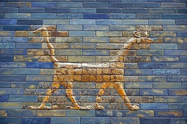 14. Mušḫuššu, gövdesi ve boynu yılan, ön ayakları aslan ve arka ayakları kuş olan, antik Mezopotamya mitolojisinden gaddar bir canavardır. Burada Babil şehrinin İştar Kapısı'nda göründüğü haliyle gösterilmektedir.