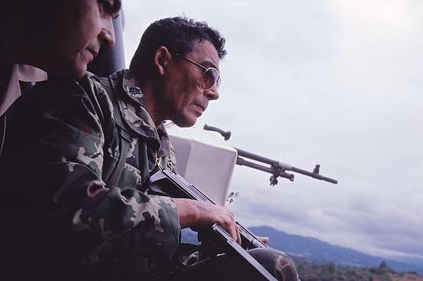 9. 1980'lerde bir helikopterde görüntülenen Guatemala genelkurmay başkanı, General Benedicto Lucas Garcia. Garcia, 36 yıllık Guatemala soykırımının (1960-96) en önde gelen faillerinden biriydi ve binlerce yerli Mayalı ölümüne ve insanlığa karşı işlenen suçlardan sorumlu olduğu düşünülüyor