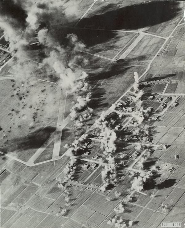 11. İkinci dünya savaşı sırasında Hollanda'daki Leeuwarden Havaalanının 9. Hava Kuvvetlerine bağlı ABD B-26 Çapulcuları tarafından bombalanması. (24 Şubat 1944)