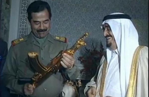 14. Irak diktatörü Saddam Hüseyin ve Suudi Arabistan Kralı Fahd, 1980'lerin başında Fahd'ın Saddam'a hediye ettiği altın kaplama tüfeği inceliyor. O dönemde Sünni Suud Hanedanı, Şii ağırlıklı İran'a karşı savaşında Saddam'ı destekliyordu.
