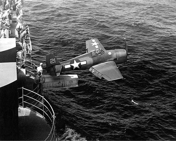 15. İkinci dünya savaşı sırasında uçuşa geçen Hellcat model bir savaş uçağı.