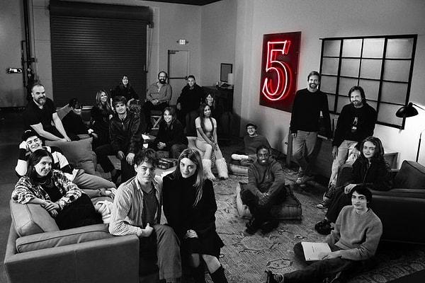 Aynı gün, Stranger Things 5. sezon çekimlerinden toplu bir fotoğraf paylaşan dizi ekibinin tam kadro poz vermesiyle 4. sezonun sevilen karakterlerinden Argyle'ı canlandıran Eduardo Franco'nun fotoğrafta olmaması herkesi şaşırtmıştı.