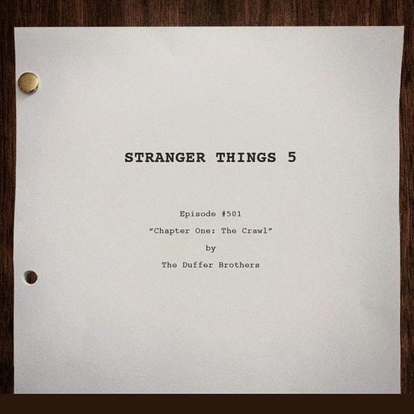Stranger Things'in ortak yaratıcılarından Ross Duffer, ilk olarak 23 Nisan 2023 tarihinde beşinci sezonun senaryo defterini paylaştı!