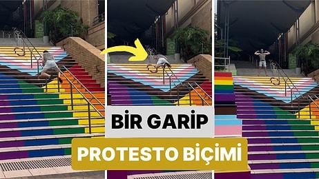 Bir Genç LGBT Renklerine Boyanmış Basamakları Kullanmamak İçin Tırabzanlara Tırmanarak Merdivenleri Çıktı