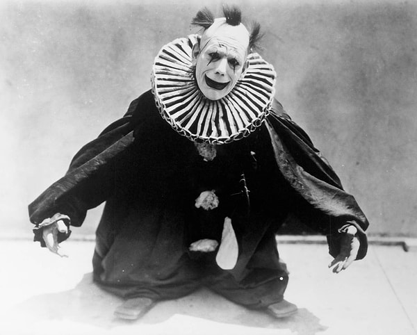 4. Lon Chaney adlı palyaço kılığındaki bir aktörün bu fotoğrafı yüreklere korku sarıyor: