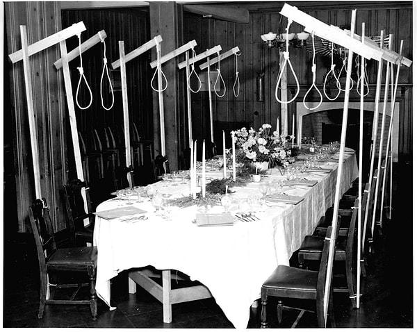 7. 1946 yılında çekilmiş, misafirlerin kim olduğu bilinmeyen bir yemek masası: