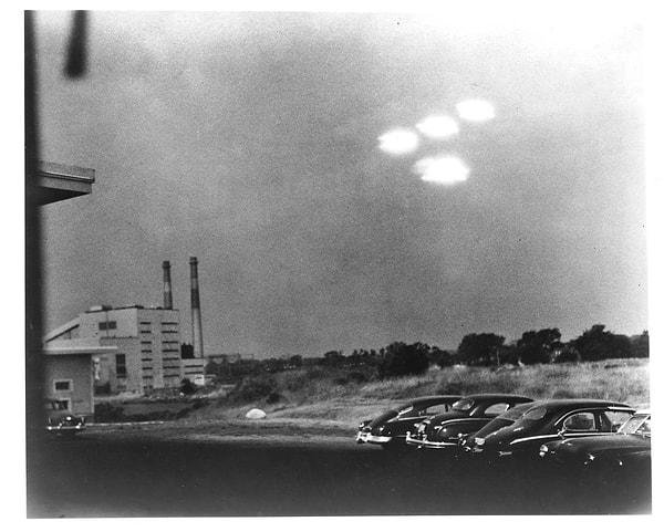 15. Amerika'da 1952 yılında Salem kentinin üzerinde gözüken UFO'ların fotoğrafı.