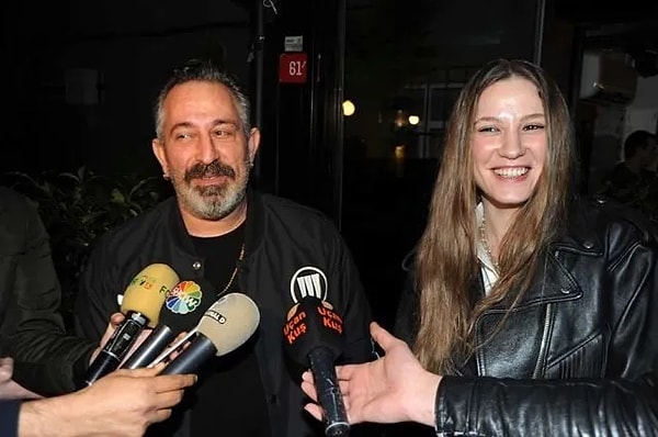 Hatta Yılmaz'ın Defne Samyeli'yle olan ayrılığın nedeninin Serenay Sarıkaya olduğu da öne sürülmüştü. Söylenenlere göre ünlü komedyenin Serenay Sarıkaya'ya olan farklı bir ilgisi vardı.