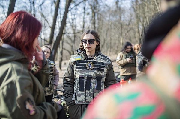 Eğitimleri sona erdiğinde kadınlar da savaşta yer alarak Ukrayna savunmasının bir parçası haline gelecek.