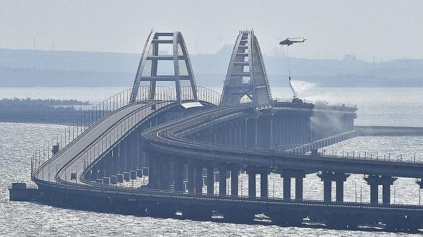 Kerç Köprüsü, Rusya'nın ilhak ettiği Kırım'ı anakaraya bağlayan bir köprü. Stratejik açıdan çok önemli olan bu köprü daha önce Ukrayna tarafından bombalanmıştı.
