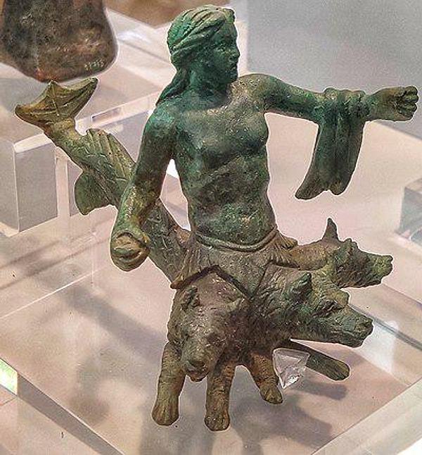 8. Atina şehrindeki Ulusal Arkeoloji Müzesinde bulunan Scylla heykelciği. (M.Ö 4. yüzyılın sonları.)