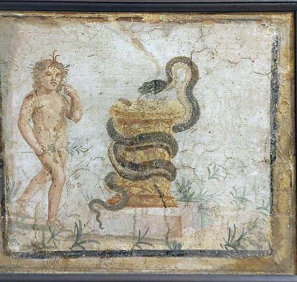 11. İsis ve Osiris'in oğlu genç Harpokrates'i gösteren Roma freski. Tasvir edilen tanrı, kurbanları yiyen bir yılanın dolaştığı sunağa yaklaşıyor. (M.S 1. yüzyıl)