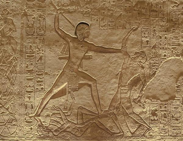 13. Bir Hititli düşmanı öldürürken bir diğerini ayaklar altına alan İkinci Ramses'in Abu Simbel'de kayaya oyulmuş kabartması. (Kadeş Muharebesi, M.Ö 1274.)