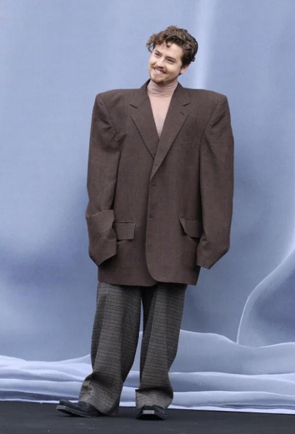 Sprouse defileye, abartılı omuz vatkaları ve bol kesim ekose pantolonuyla tamamlanan, oldukça büyük bedende kahverengi bir takım elbise giyerek katıldı.