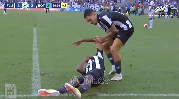 Botafogolu futbolcu 90+7'de saha dışında yere yığıldı. Takım arkadaşı, hakem oyunu durdursun diye sakatlık numarası yapan arkadaşını saha içine sürükledi.