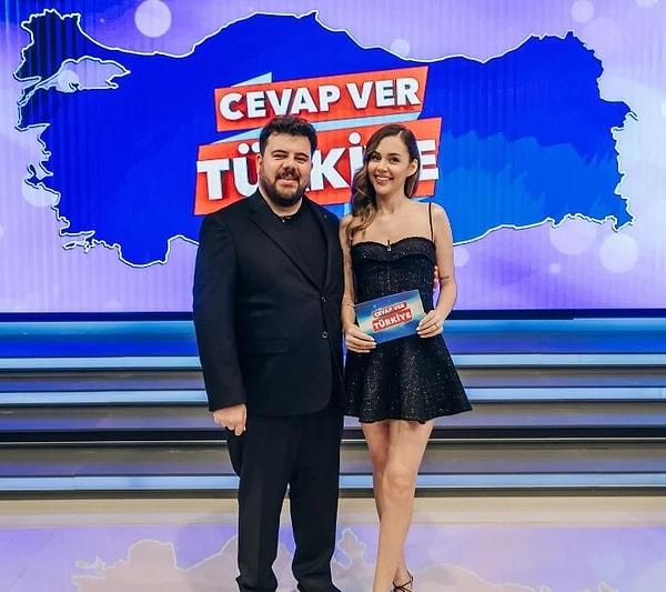 Eşiyle beraber TV8'de Cevap Ver Türkiye programını sunan Eser Yenenler, aynı zamanda yine eşiyle beraber bir stand-up gösterisi yapıyor ve ikisi de ayrı ayrı YouTube'da talk show programı sunuyorlar!