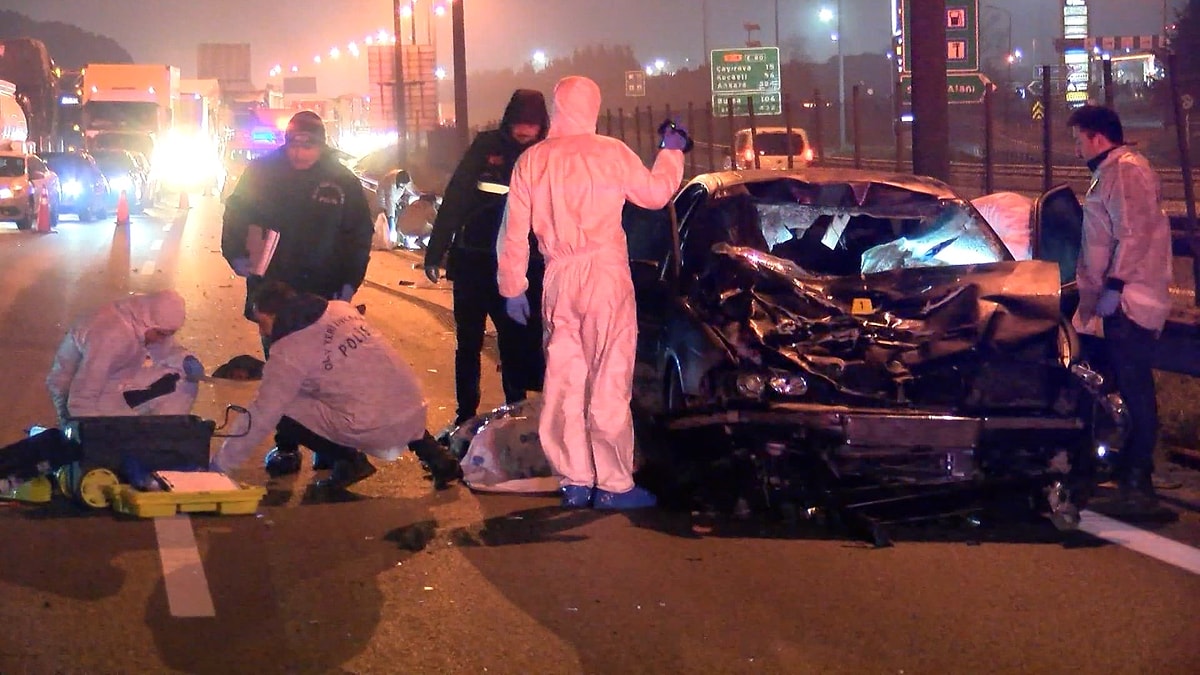 Kaza, saat 01.00 sıralarında TEM Otoyolu Kurtköy kavşağında meydana geldi. 