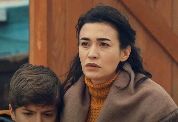 11. Son dönemlerin en popüler projelerinden biri olan Bahar dizisinin kötü kadın Rengin'i Ecem Özkaya, estetik iddialarını yanıtladı.