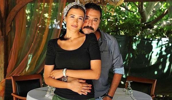 Cümbür Cemaat Aile dizisi setinde tanışan ve arkadaşlıkları aşka dönen Ecem Özkaya ve Mustafa Üstündağ 2010 yılında evlenmişti.
