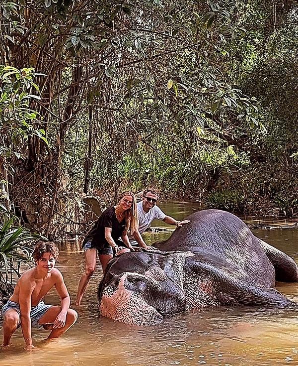 Tatil pozları sosyal medyada gündem olan İvana Sert, doğayla ve fillerle iç içe olduğu anları sevenleriyle paylaşmayı da ihmal etmedi.