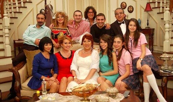 Şafak Sezer, Oya Başar, Evrim Akın, Metin Yıldız, Zeynep Gülmez, Ececan Gümeci gibi birbirinden ünlü isimler dizinin başrolünü paylaşıyordu.