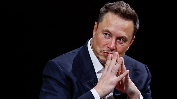 Direksiyona geçtikten sonra Musk, birkaç yöneticiyi görevden alarak ve yaklaşık olarak çalışanların yarısını işten çıkararak temizlik yapmaya başlamıştı, birkaç eski çalışan ise kıdem tazminatlarını alamadıkları iddia ederek dava açmışlardı.