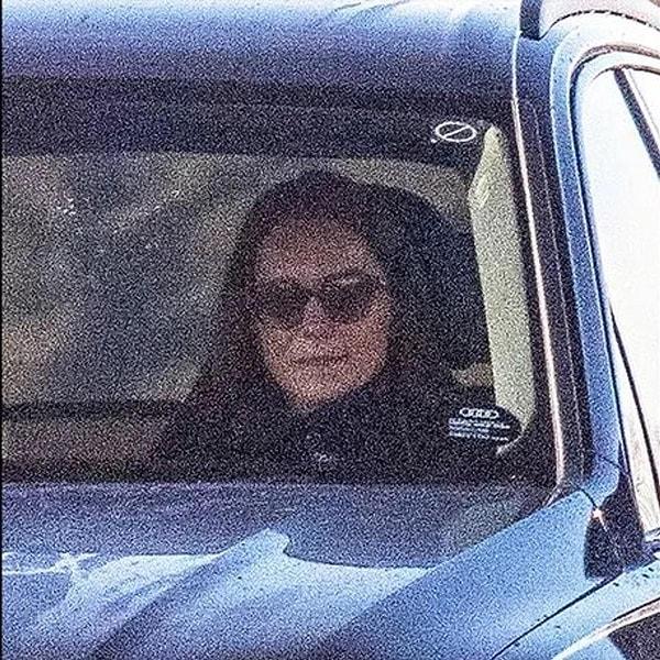 Geçtiğimiz gün uzun süre sonra arabada kameralara yakalanan Kate Middleton'un ameliyattan önceki halinden eser yok sanki!