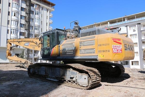 Kahramanmaraş merkezli 6 Şubat deprem felaketleri sonrasında hasarlı binaların yıkımı için kullanılan makas aracını kullanacak operatörlere 300 bin liraya kadar maaş teklif ediliyor.