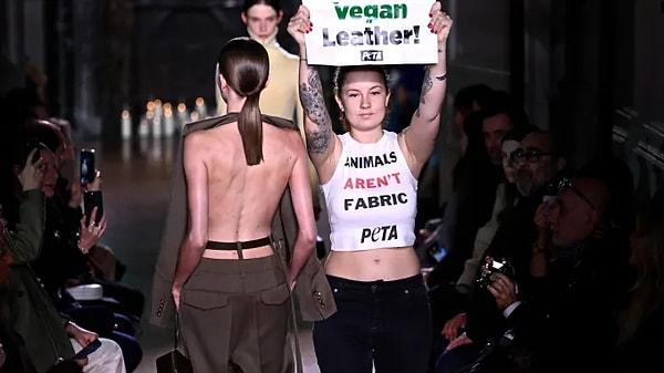 Kırık ayağıyla katıldığı defile çok geçmeden ünlü tasarımcının kabusu haline geldi. Hayvan hakları örgütü PETA, tasarımlarında gerçek deri kullanan Victoria Beckham'ın defilesini "Hayvanlar kumaş değildir" yazılı pankartlarla protesto ettiler.