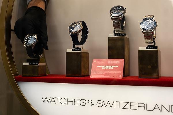 Watches of Switzerland'ın genel müdürü Brian Duffy geçen ay analistlere, "Kaçınılmaz olarak, piyasalar düşüşteyken üst uç daha güçlü olur ve genel olarak daha büyük bir yüzde alır. Üst düzey tüketici yaşam pahalılığından daha az etkileniyor. Daha güçlü markalar karışımdan daha büyük bir pay alıyor" demişti.
