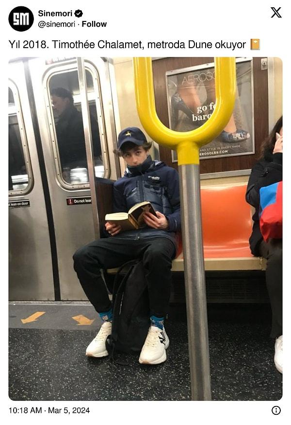 Timothée Chalamet'ın rolüne hazırlanmak için metroda Dune romanını okuduğu görüldü. İnternet aleminde bu fotoğrafla ilgili birbirinden ilginç yorumlar yapıldı.