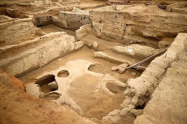 Konya'nın Çumra ilçesinde bulunan Çatalhöyük'te, bitişik kerpiç evlerin bulunduğu, üstten girilen "Mekan 66" adlı alanda bir fırın yapısı keşfedildi.