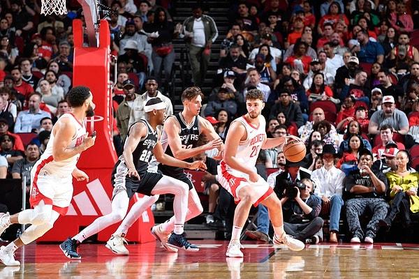Milli basketbolcu Alperen Şengün’ün formasını giydiği Houston Rockets, bir başka milli oyuncumuz Cedi Osman’ın takımı San Antonio Spurs’u konuk etti.