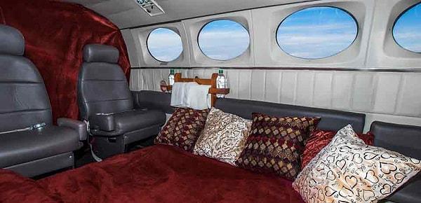 Uçuşlarda yerde bir şilte, kırmızı saten yastıklar ve yatak odasını pilottan ayıran bir perde bulunuyor.