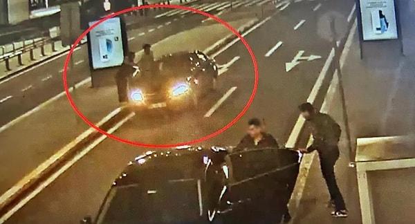 İstanbul Kemerburgaz'da, 1 Mart gecesi yaşanan bir trafik kazasında 16 yaşındaki ehliyetsiz bir sürücü, annesinin lüks otomobilini kullanarak, emniyet şeridinde duran beş kişiye çarptı.