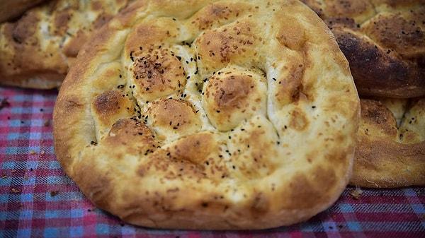 İstanbul Büyükşehir Belediye Başkanı Ekrem İmamoğlu, ramazan ayında 340 gramlık pidenin Halk Ekmek'te 10 TL'den satılacağını açıkladı.