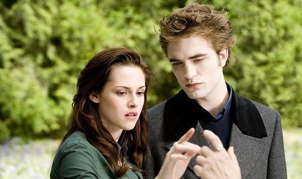 4 kitaplık seriden uyarlanan"Twilight" film serisi, genç Bella Swan'ın gizemli ve çekici Edward Cullen'a aşık olmasını ve onun bir vampir olduğunu keşfetmesini anlatır.