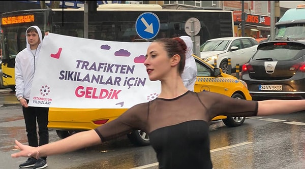 İstanbul trafiğindeki insanların ışıkta bekledikleri sırada yola çıkan grup "Trafikten sıkılanlar için geldik" yazılı pankartı açtı.