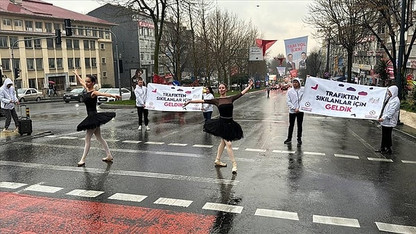 Trafikte sıkılanlar için diyerek bale gösterisi yapan grup ardından ise araç içerisindeki insanlara çiçek verdi.