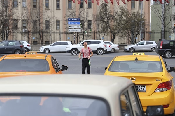 Ankara Büyükşehir Belediyesinin düzenlediği Mucizeler Sirki'nde gösteri yapmak üzere Ankara'ya davet edilen Brezilyalı jonglör Rogerio Piva da, Ankara'da trafikte gösteri yaptı.