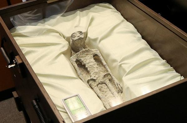 Geçtiğimiz aylarda Meksika Kongresi'nin bir oturumunda uzaylılara ait olduğu iddia edilen fosiller sergilenmişti.