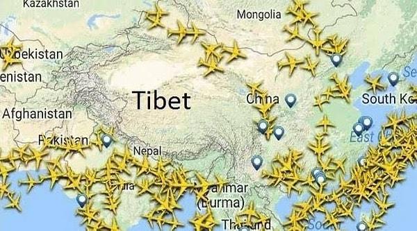 Hiç fark ettiniz mi bilmiyoruz ama uçakların dünyanın her yerine rotası varken Çin'in Tibet bölgesinde hiç uçak olmaz. Peki neden uçaklar Tibet'in üzerinden geçmezler biliyor musunuz? @alitekintr isimli kullanıcı meraklılarına özel açıklamış. Gelin, nedenini birlikte öğrenelim!