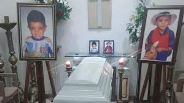 NTV’de yer alan habere göre; Maximiliano Tabares'in annesi Sandra Patricia Caro Perez ve erkek arkadaşı Fabian Andres Carmona Ramirez, kötü ruhlardan kurtulmak için iki gün süren bir ayin sırasında 6 yaşındaki çocuğu döverek öldürmüştü.