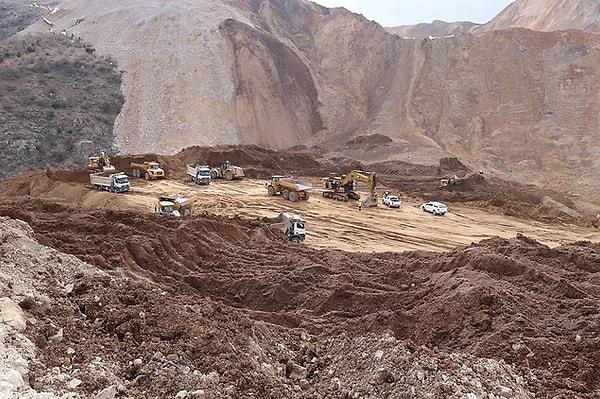 Erzincan'ın İliç ilçesindeki bir maden ocağında 13 Şubat 2024 tarihinde meydana gelen ve 9 işçinin toprak altında kaldığı heyelan anına ait yeni görüntü ortaya çıktı.